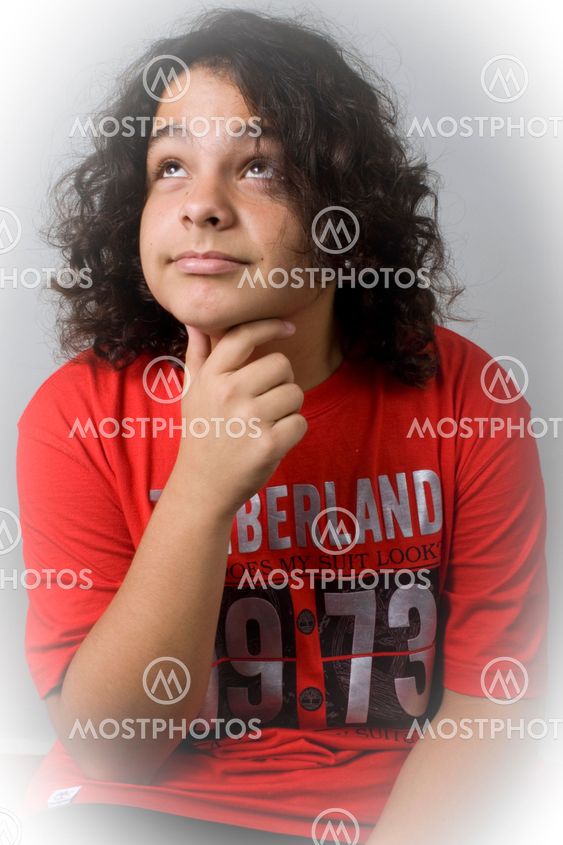 Niño de pelo rizado