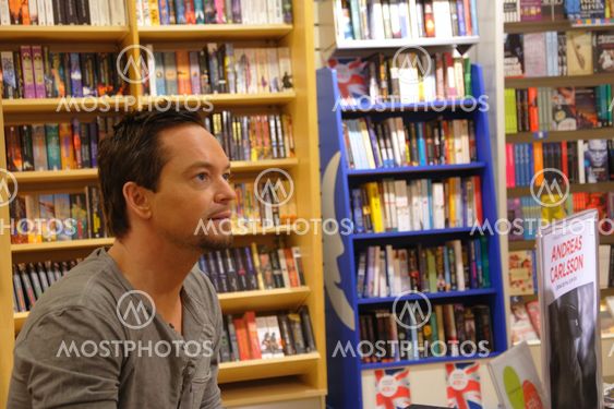 Andreas Carlsson signs the book Dandy