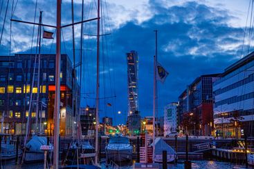 Turning Torso i kvällsljus, sett från båthamnen i Västra...