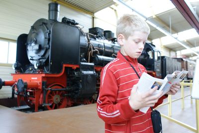 Pojke besöker järnvägsmuseum