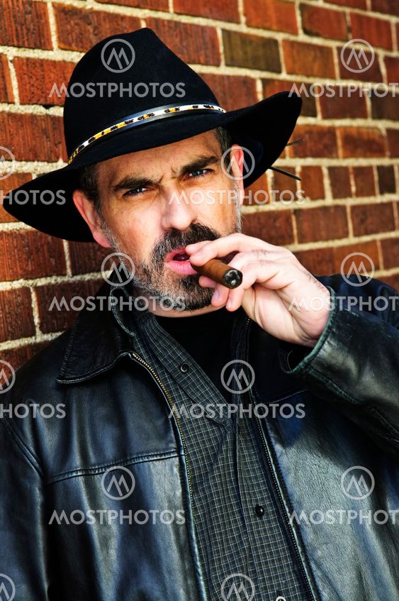 Skægget mand ryger cigar