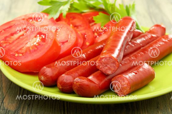 Røget pølse og tomater.