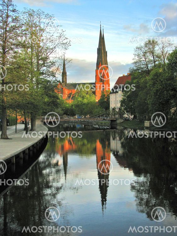 Reflektion av Uppsala domkyrka