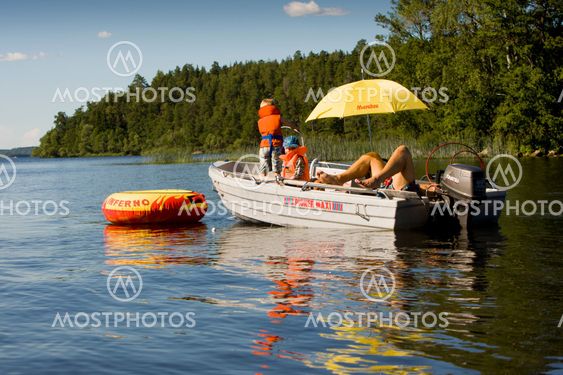 Varm sommardag på sjön. Sverige, Upplands Väsby.