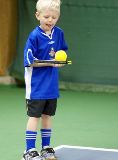 Pojke på tennisskola 1