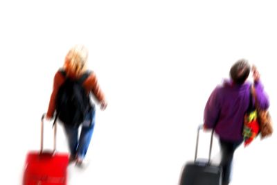 Resenärer med rullväskor