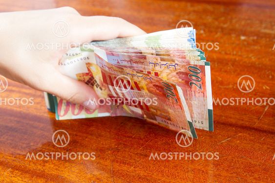 Two hundred shekel bank notes .