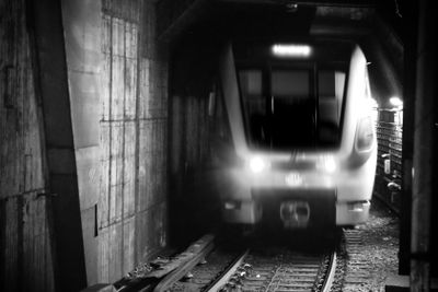 Tunnelbana tåg ankommer