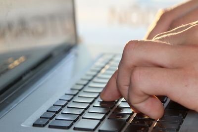 Man med laptop på tågresa