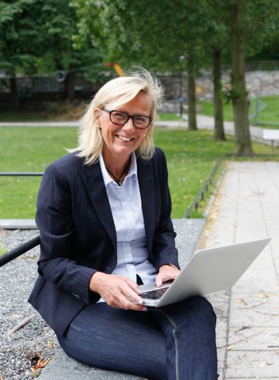 Kvinna med laptop utomhus