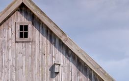 Antik lada med fågelholk