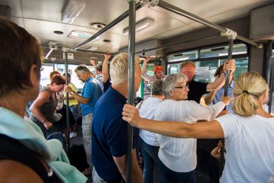 Folk på väg med buss från flygplanet i Bologna, Italien.