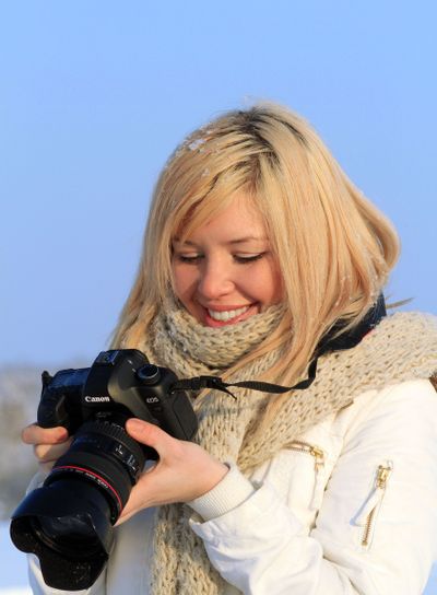 Blond kvinna med kamera