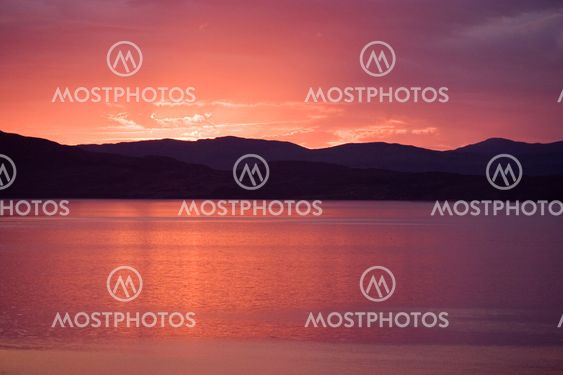 Yli Scottish saarille auringonlaskun