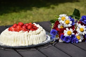 Sommar med jordgubbstårta och blommor