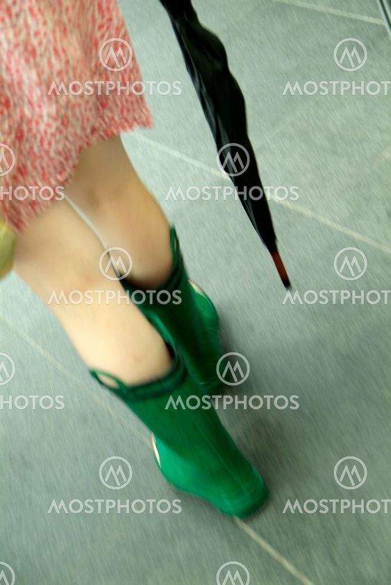Frau in Regenstiefel | woman in waterproof wellington boot