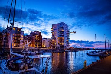 Kvällsljus vid båthamnen i Västra hamnen i Malmö