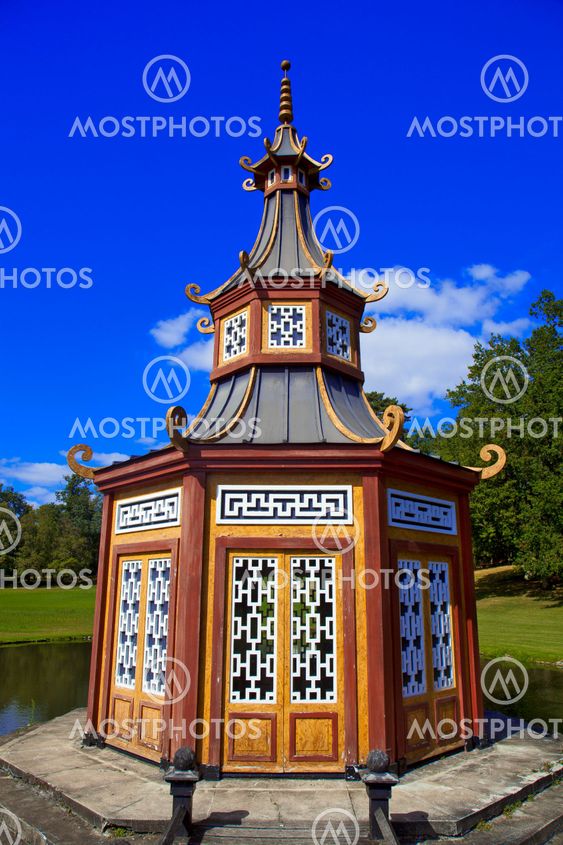 france,yvelines,vallée de chevreuse : parc du chateau de Groussay, pagode chinoise