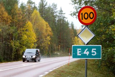 Personbil på väg E45