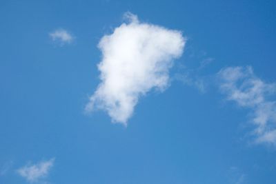 Blå himmel med små vita moln