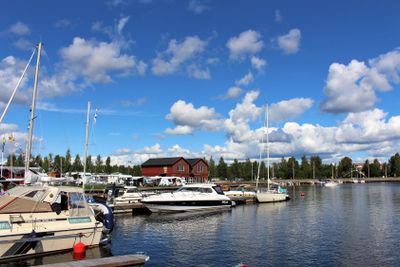 En vacker sommardag vid Västra Kajen i Piteå