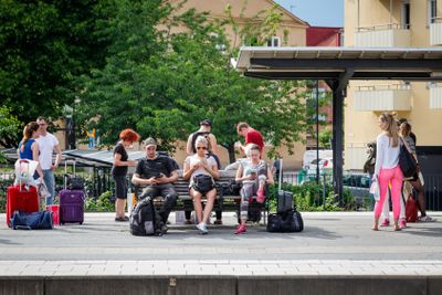 Resenärer på järnvägsstation