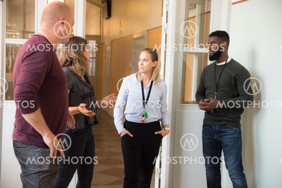 grupp av lärare i skolkorridor