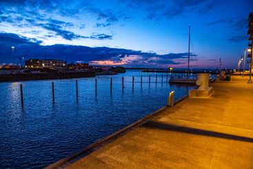 Kvällsljus vid vattnet i Västra hamnen i Malmö