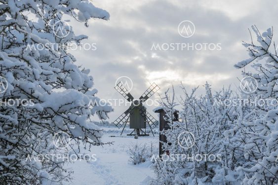 Väderkvarn i snölandskap
