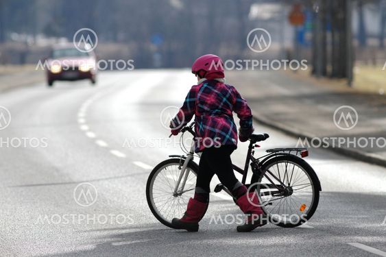 cyklist över väg