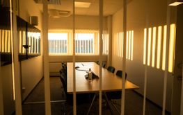 solbelyst tomt mötesrum