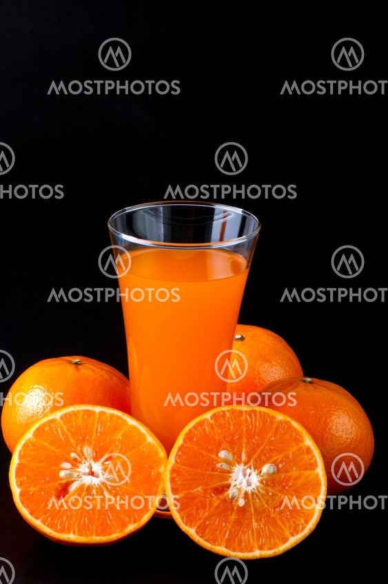 Orange juice and fresh oranges