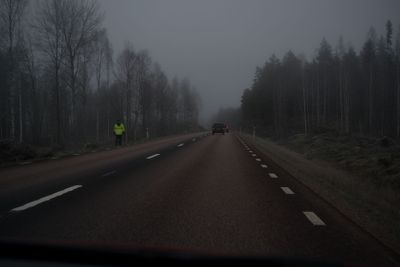 väg genom dimmig höstkväll