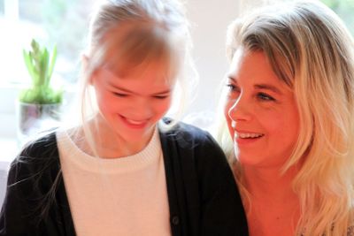 Mor och dotter lyckliga tillsammans
