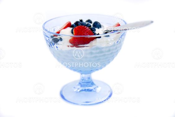 Yoghurt och bär