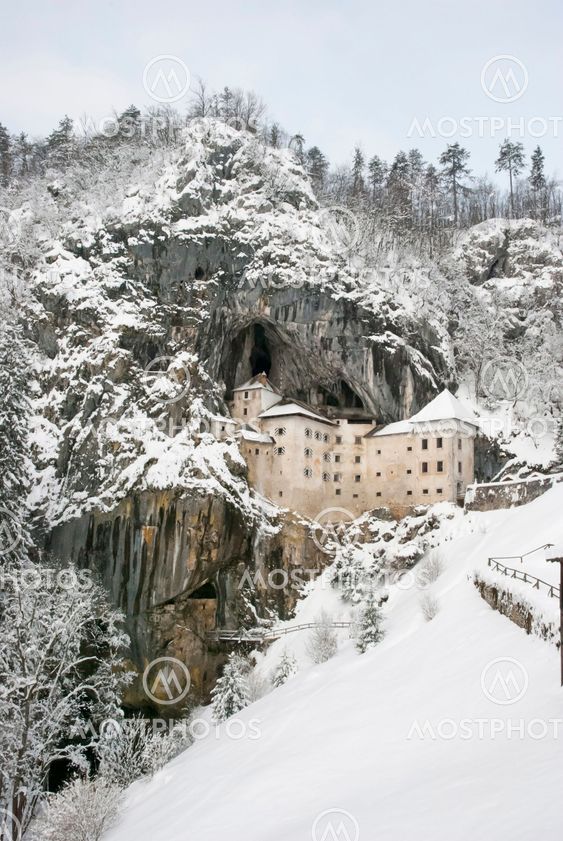 Predjama slottet om vinteren, Slovenien