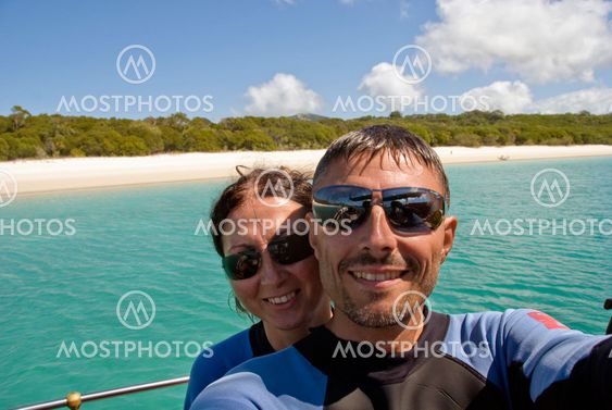 Unge par sjov i Whitehaven Beach