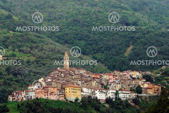 Panoraamanäkymät yli kaupungin Castel Vittorio Italia Liguria