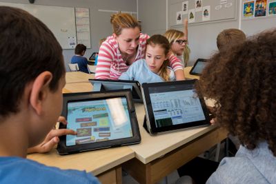 Barn använder iPad i undervisningen