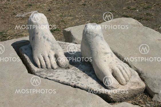 Stone feet pedestal