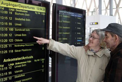 Pensionärer tittar på busstider