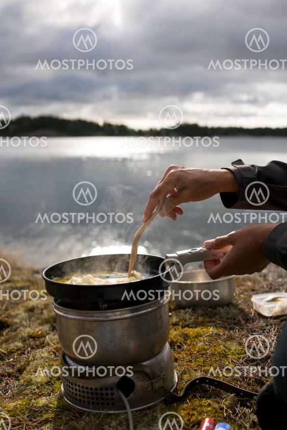 kvinnliga händer steker mat utomhus