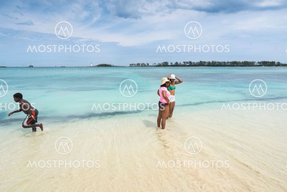 Kvinnor på Bahamas strand