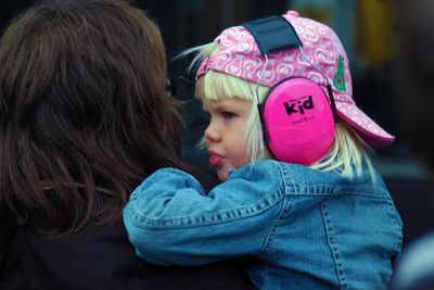 Barn med hörselskydd