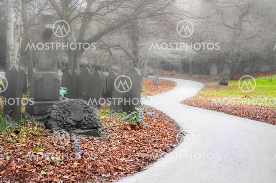 Misty tidigt på morgonen kyrkogård