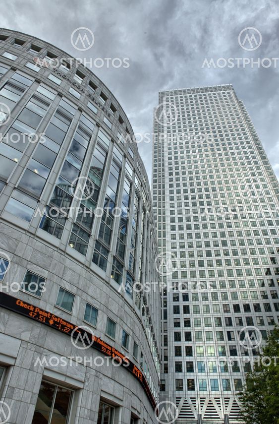 Canary Wharf finansiella distriktet byggnader i London.