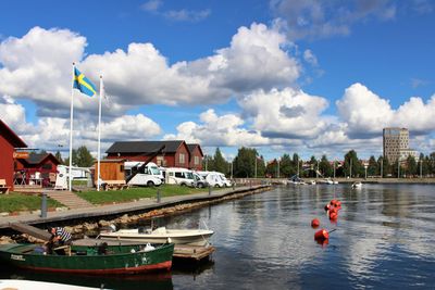 En vacker sommardag vid Västra Kajen i Piteå