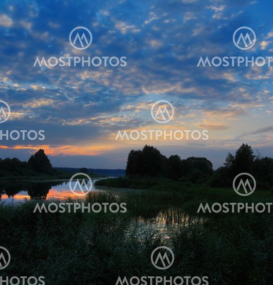 kesällä järvi - sininen auringonlasku