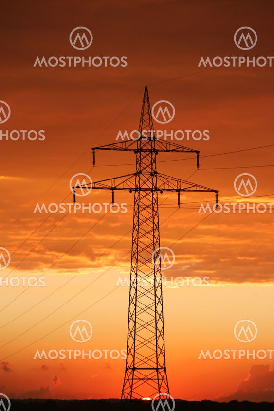kaapelit kantaa pylon
