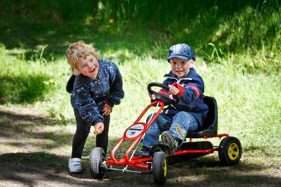 Två barn leker med trampbil 2